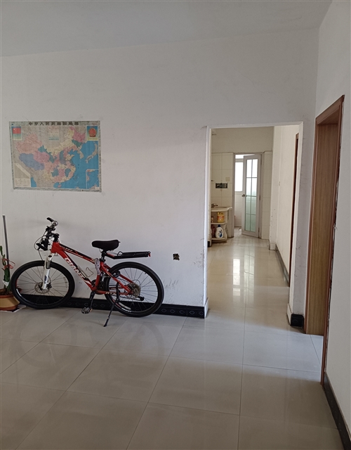 本人39.8萬急售岳陽市中醫(yī)院旁100㎡三樓套房