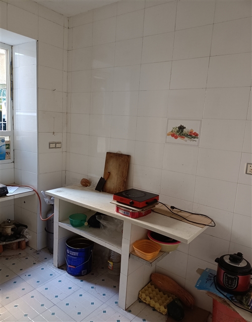 本人39.8萬急售岳陽市中醫(yī)院旁100㎡三樓套房