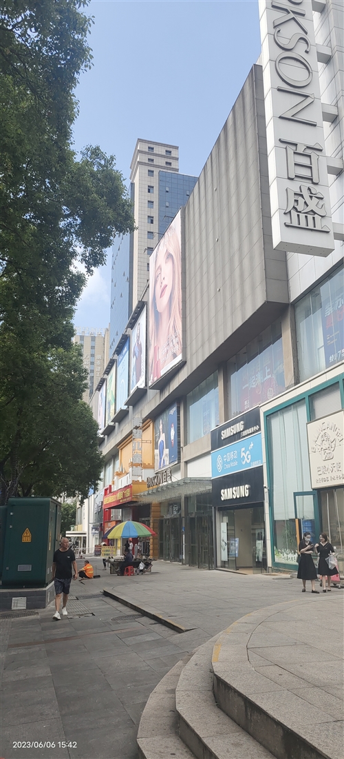 步行街百盛樓的一樓獨立鋪面出租 進場就可以直接營業