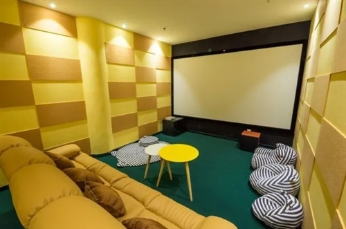 招聘電影解說員！